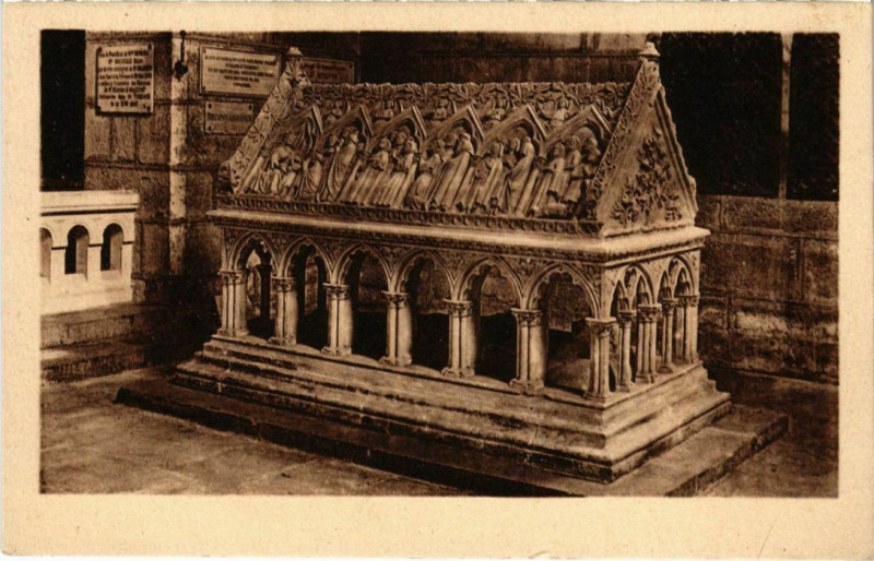 Carte postale ancienne Obazine - Eglise Abbatiale - Tombeau de Saint-Etienne