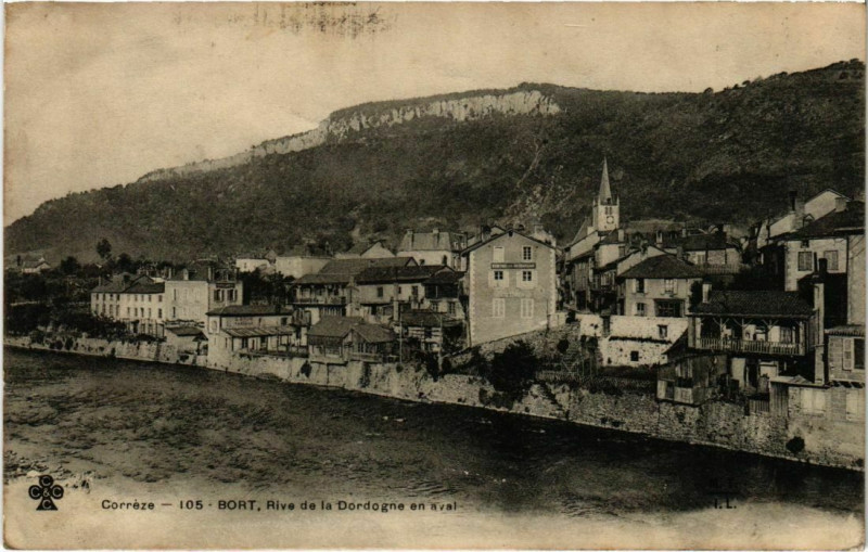 Carte postale ancienne Bort - Rive de la Dordogne en Aval