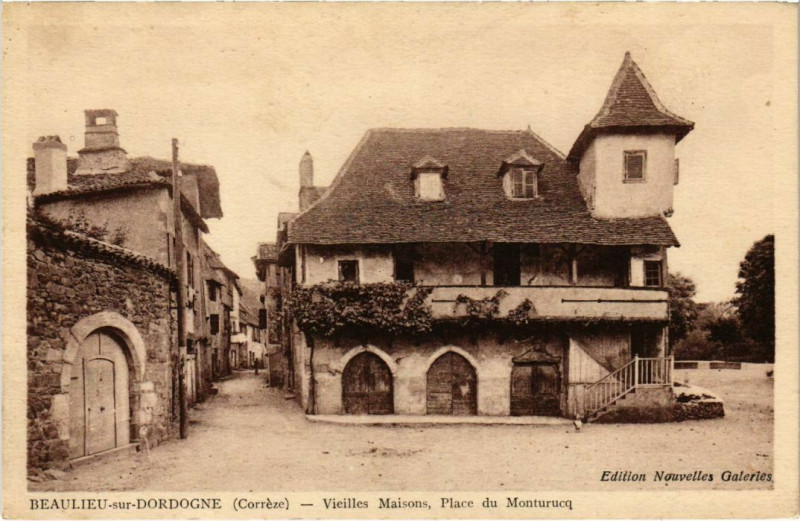Carte postale ancienne Beaulieu-sur-Dordogne - Vieilles Maisons - Place du Monturucq à Beaulieu-sur-Dordogne