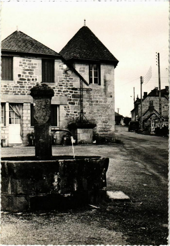Carte postale ancienne Eyrein - La Place à Eyrein