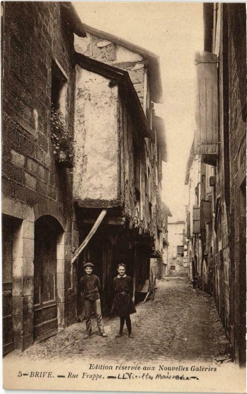 Carte postale ancienne Brive (Dep.19) Rue Frappe