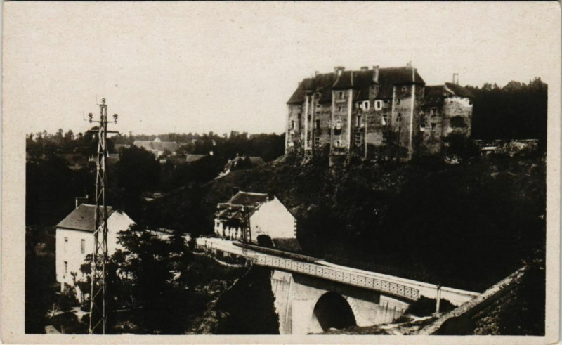 Carte postale ancienne Boussac Pont sur la Petite Creuse et le Chateau France à Boussac