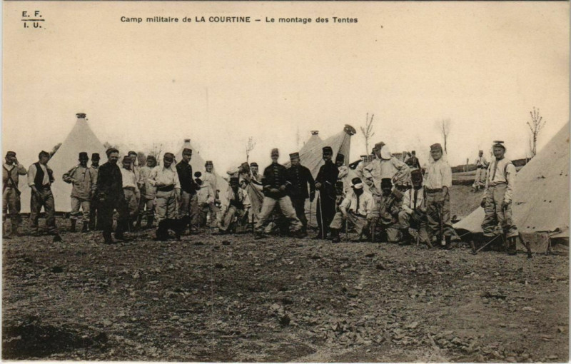 Carte postale ancienne La Courtine Le montage des Tentes France à La Courtine