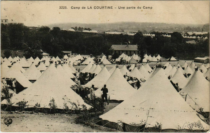 Carte postale ancienne La Courtine Une partie du Camp France à La Courtine
