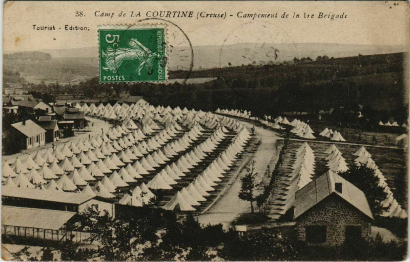 Carte postale ancienne La Courtine Campement de la 1re Brigade France à La Courtine