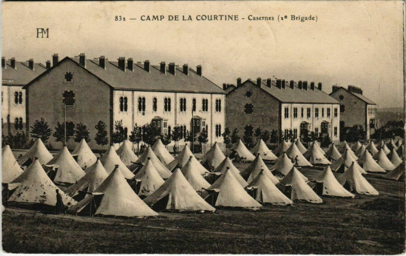 Carte postale ancienne La Courtine Casernes France à La Courtine
