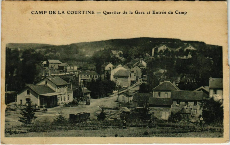Carte postale ancienne La Courtine Quartier de la Gare et Entree du Camp France à La Courtine
