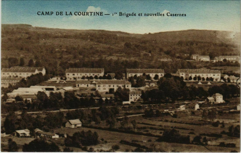 Carte postale ancienne La Courtine Camp, 1re Brigade et nouvelles Casernes France à La Courtine
