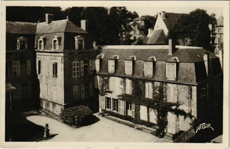 Carte postale ancienne Gueret La Prefecture France à Guéret