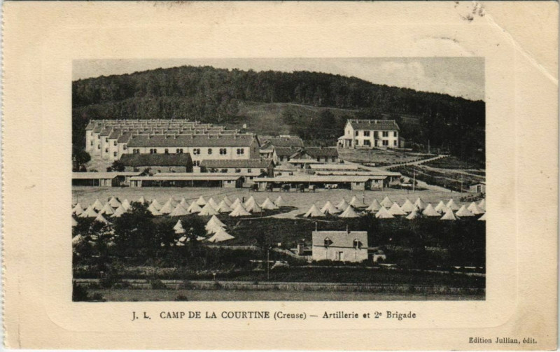 Carte postale ancienne La Courtine Artillerie et 2e Brigade France à La Courtine