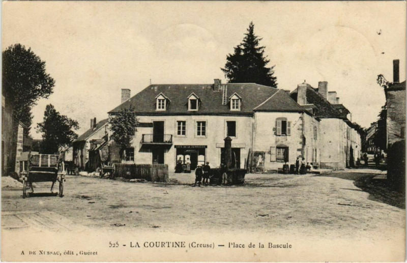 Carte postale ancienne La Courtine Place de la Bascule France à La Courtine
