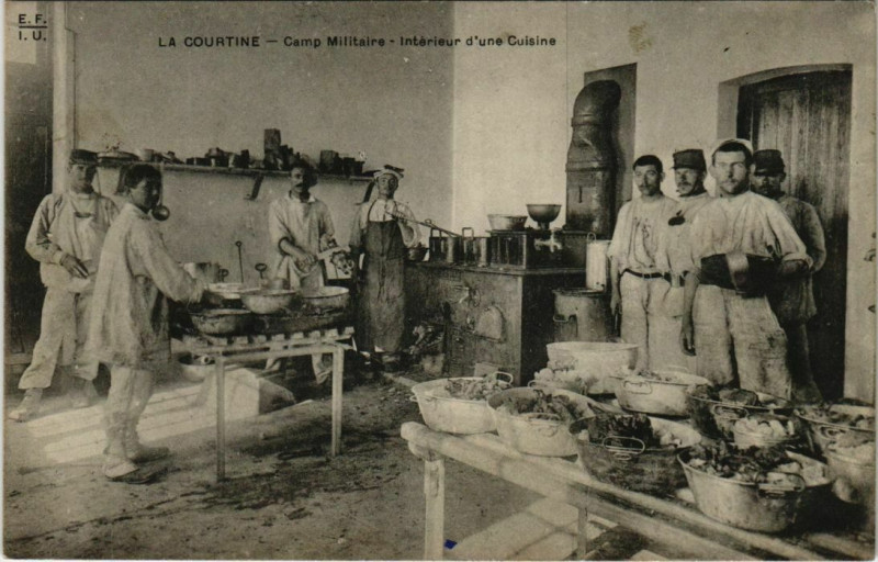Carte postale ancienne La Courtine Camp Militaire, int.d'une Cuisine France à La Courtine