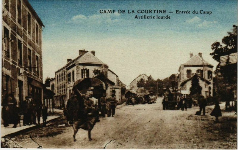 Carte postale ancienne La Courtine Entree du Camp, Artillerie lourde France à La Courtine