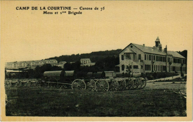 Carte postale ancienne La Courtine Canons de 75 Mess et 2me Brigade France à La Courtine