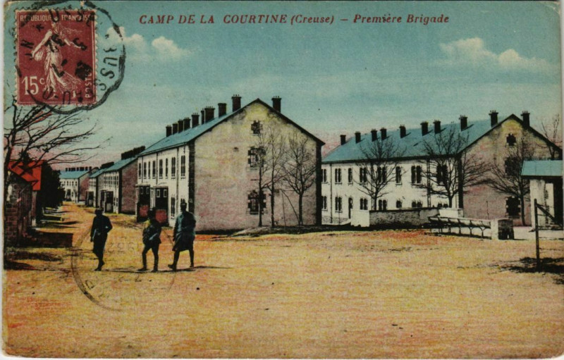 Carte postale ancienne La Courtine Premiere Brigade France à La Courtine