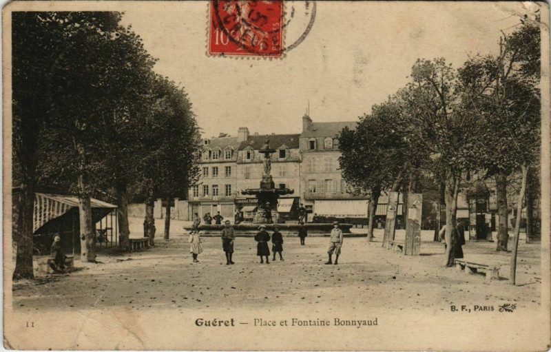 Carte postale ancienne Gueret Place et Fontaine Bonnyaud France à Guéret