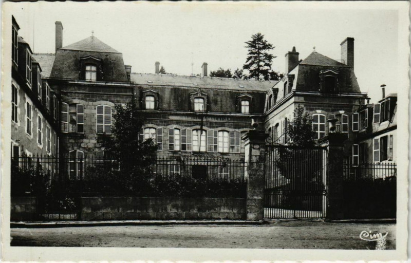 Carte postale ancienne Gueret La Prefecture France à Guéret