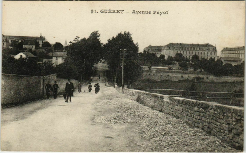 Carte postale ancienne Gueret Avenue Fayol France à Guéret