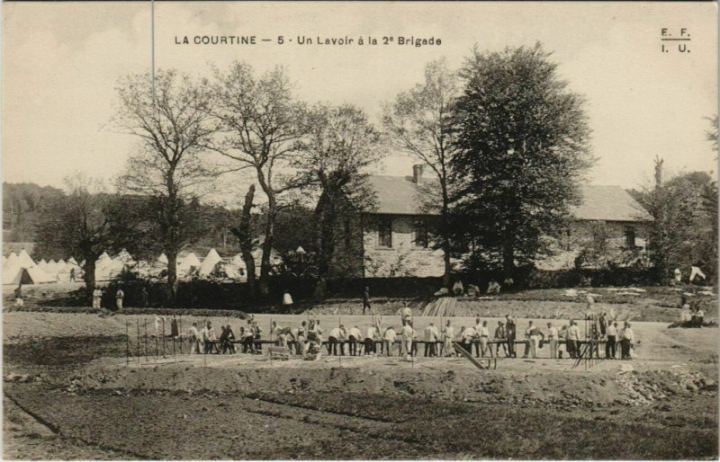 Carte postale ancienne La Courtine Un Lavoir a la 2e Brigade France à La Courtine