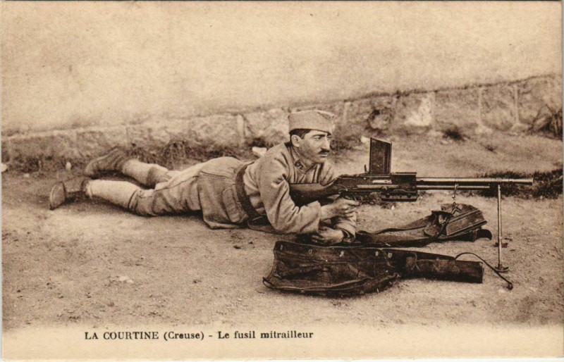 Carte postale ancienne La Courtine Le fusil mitrailleur France à La Courtine