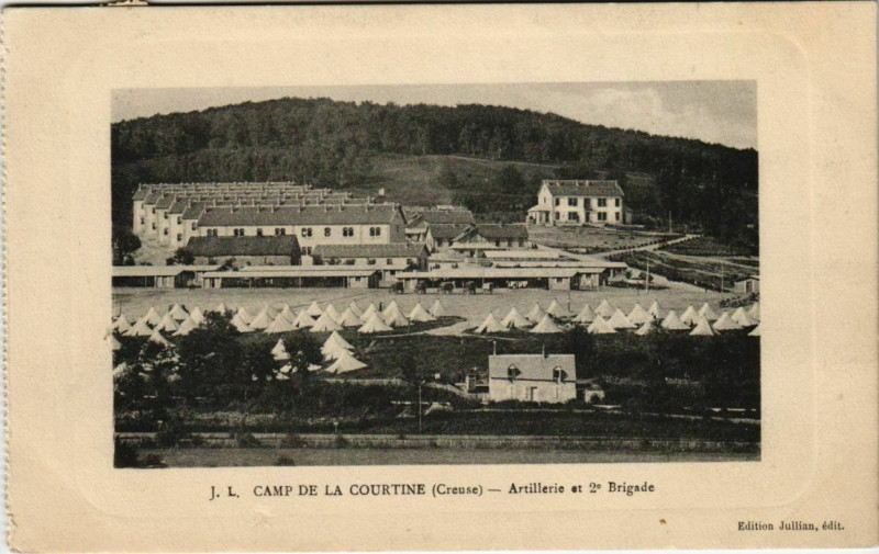 Carte postale ancienne La Courtine Artillerie et 2e Brigade France à La Courtine