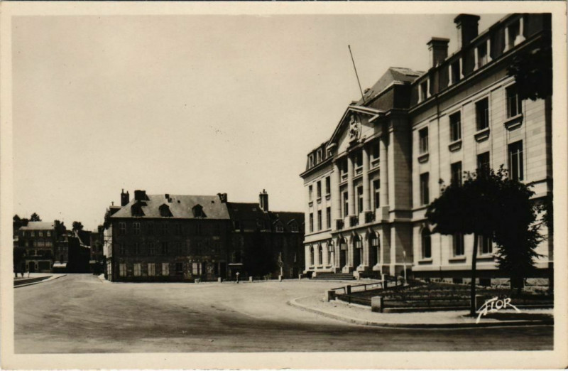 Carte postale ancienne Gueret L'Hotel de Ville, Place Bonnyaud France à Guéret