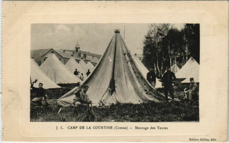 Carte postale ancienne La Courtine Montage des Tentes France à La Courtine