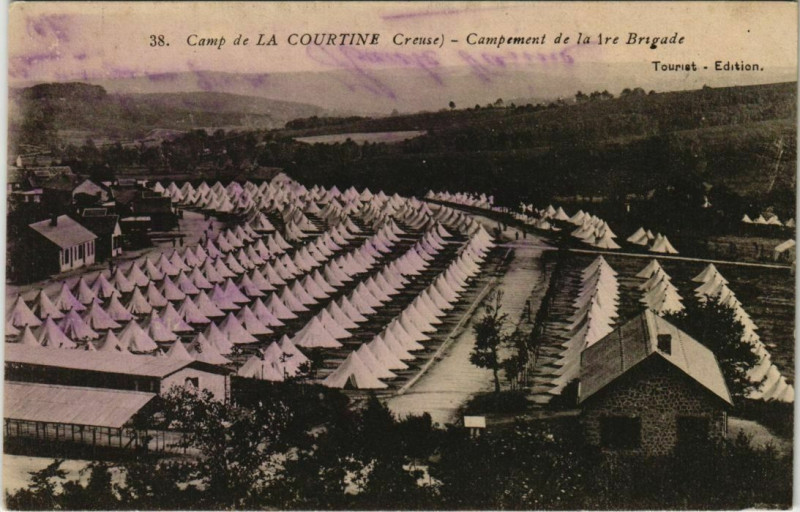 Carte postale ancienne La Courtine Campement de la 1re Brigade France à La Courtine