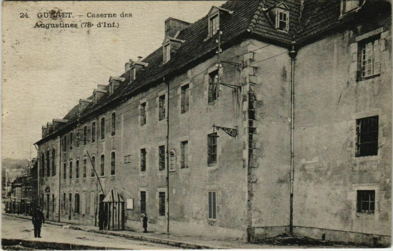 Carte postale ancienne Gueret Caserne des Augustines France à Guéret