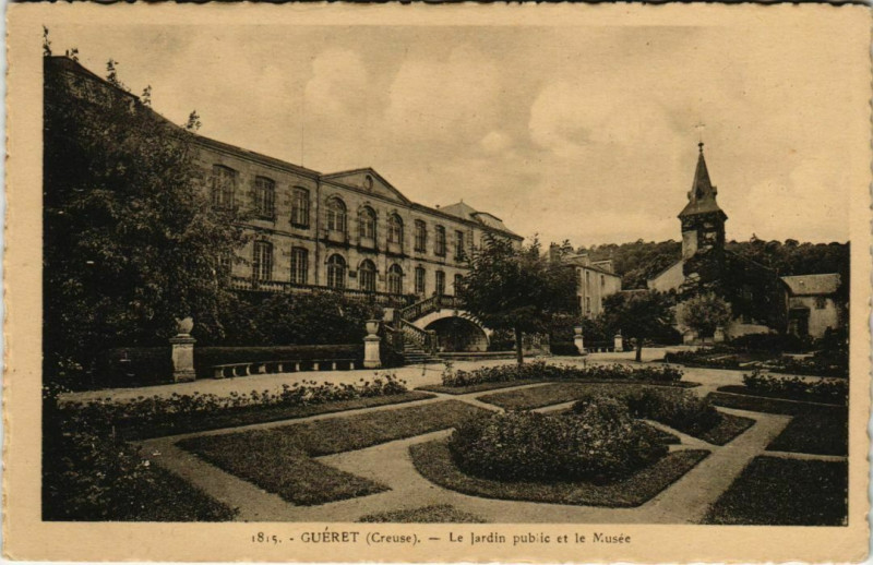 Carte postale ancienne Gueret Le Jardin public et le Musee France à Guéret