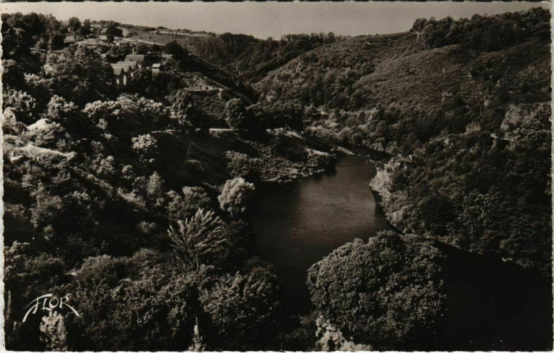 Carte postale ancienne Crozant La Sedelle et Tour de l'Eau France à Crozant