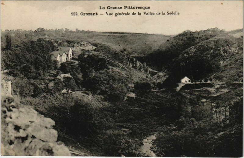 Carte postale ancienne Crozant Vue Generale de la Vallee France à Crozant