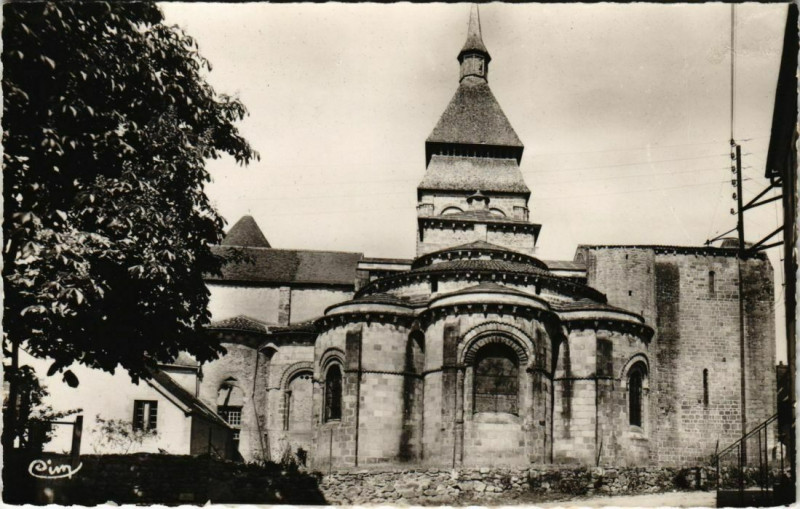 Carte postale ancienne Chambon Eglise Romane France
