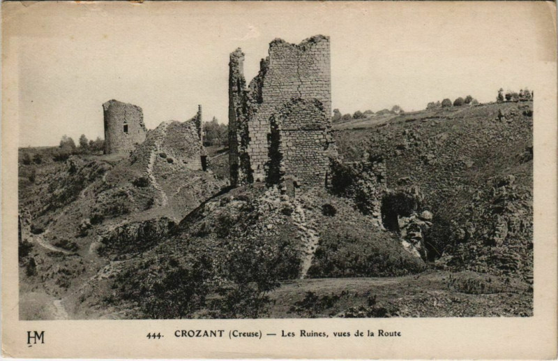 Carte postale ancienne Crozant Les Ruines, vues de la Route France à Crozant