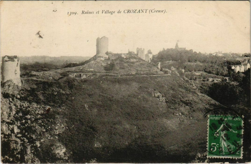 Carte postale ancienne Crozant Ruines et Village France à Crozant