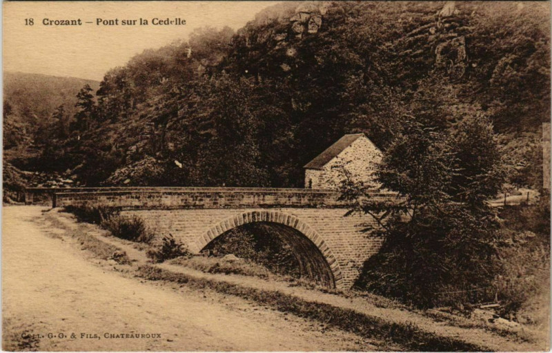 Carte postale ancienne Crozant Pont sur la Cedelle France à Crozant