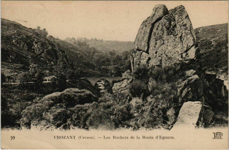 Carte postale ancienne Crozant Les Rochers de la Route d'Eguzon France à Crozant