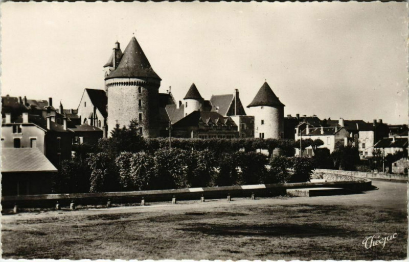 Carte postale ancienne Bourganeuf Le Chateau et la Tour Zimzim France à Bourganeuf