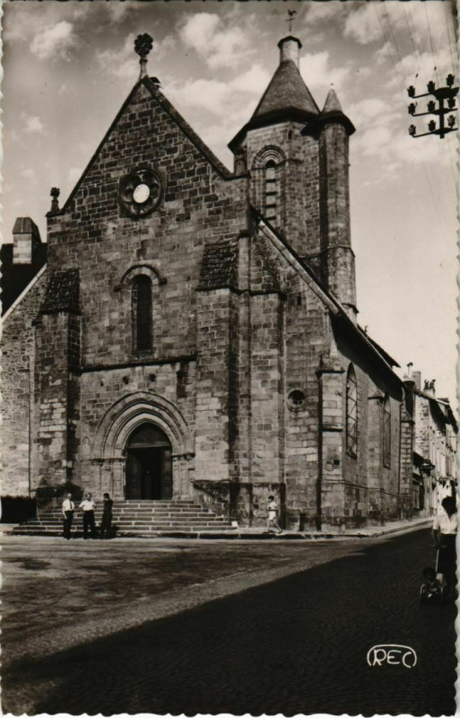 Carte postale ancienne Bourganeuf L'Eglise Xii e Siecle France à Bourganeuf