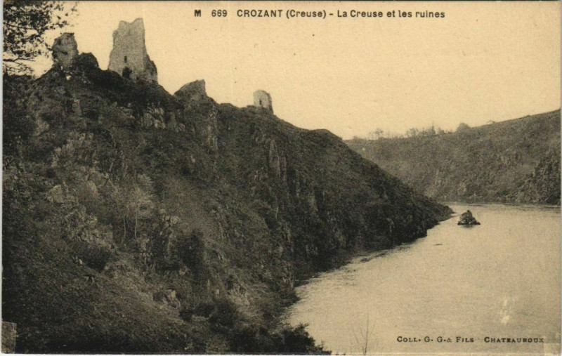 Carte postale ancienne Crozant - La Creuse et les ruines à Crozant