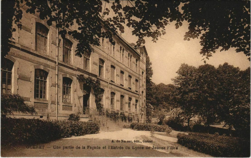 Carte postale ancienne Gueret - Une partie de la Facade et l'Entrée du Lyées de Jeunes F. à Guéret