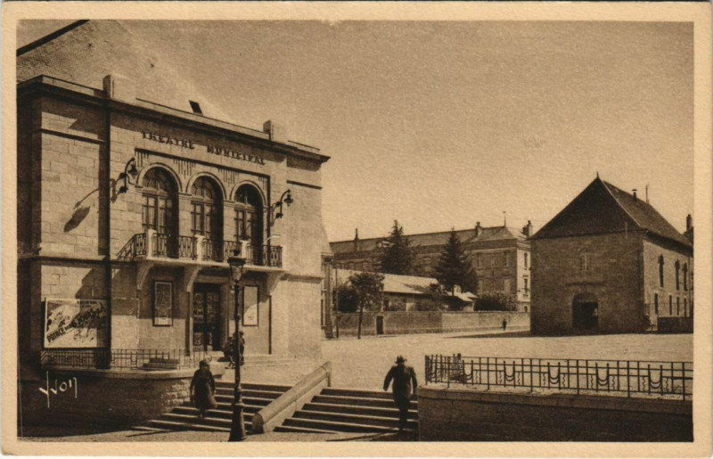 Carte postale ancienne Gueret Le theatre et la place Varillas à Guéret