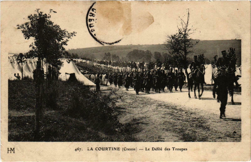 Carte postale ancienne Militaire La Courtine - Le Défilé des Troupes à La Courtine