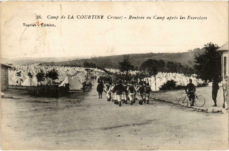 Carte postale ancienne Militaire Camp de La Courtine - Rentrée au Camp à La Courtine