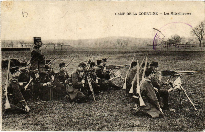 Carte postale ancienne Militaire Camp de La Courtine - Les Mitrailleuses à La Courtine