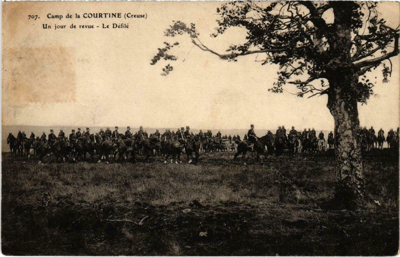 Carte postale ancienne Militaire Camp de La Courtine - Un jour de revue à La Courtine