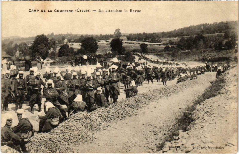 Carte postale ancienne Militaire Camp de La Courtine - En attendant la Revue à La Courtine