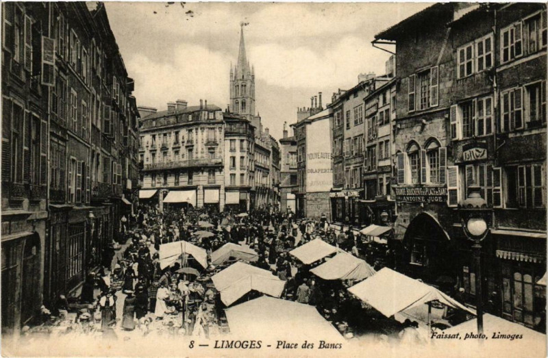 Carte postale ancienne Limoges Place des Bancs à Limoges