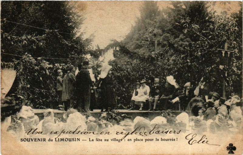 Carte postale ancienne Souvenir du Limousin - La fete au village: en place pour la bourre