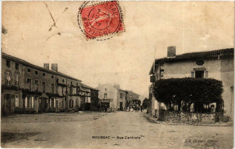 Carte postale ancienne Roussac Rue Centrale